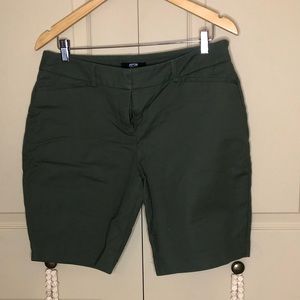 Women’s Bermuda olive green short size 12
